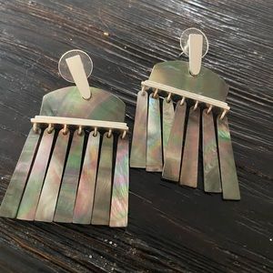 Kendra Scott Layne earrings in mother of pearl